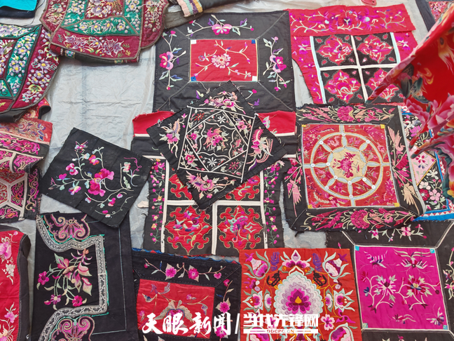 苗族嬢嬢手工繡品展示。趙興燕 攝.png