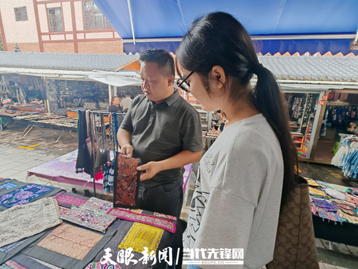 顧客在攤前挑選苗族商品。趙興燕 攝.png