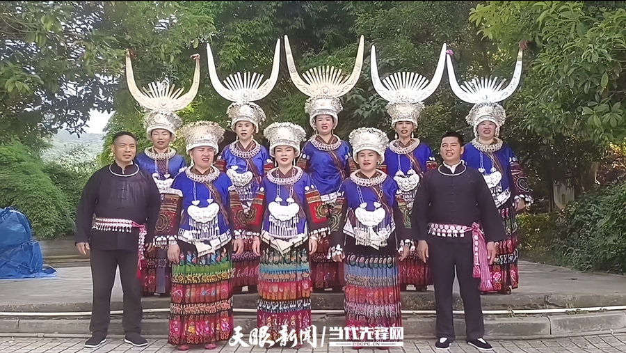 苗族嬢嬢與朋友參加歌唱比賽。趙興燕 攝.jpg