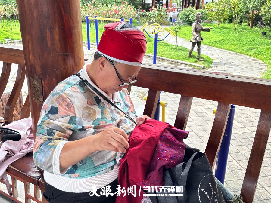 苗族嬢嬢正在進(jìn)行手工刺繡。趙興燕 攝.JPG