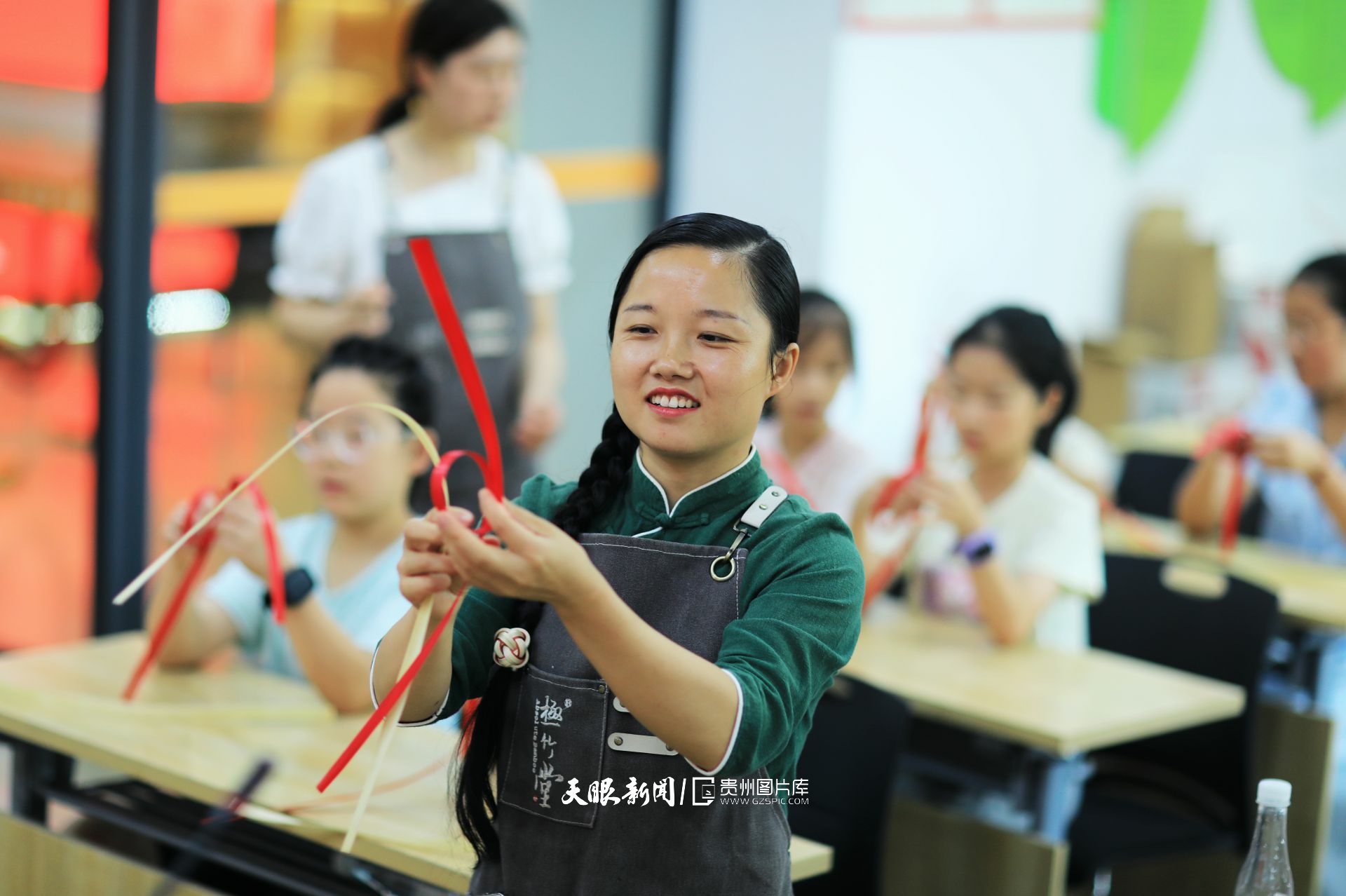 8月1日，赤水市民政局、桐梓縣四葉草綜合服務(wù)中心、赤水市義工聯(lián)合會等單位在該市望城社區(qū)舉辦“指尖上的竹精靈”非遺竹編活動。全國人大代表、省級非物質(zhì)文化遺產(chǎn)“赤水竹編”傳承人楊昌芹現(xiàn)場為60名社區(qū)兒童授課，孩子們在非遺傳承人指導(dǎo)下，巧手翻飛間將柔韌竹篾編織成精巧玩具，親身感受到了傳統(tǒng)文化的魅力。王長育 攝.jpg
