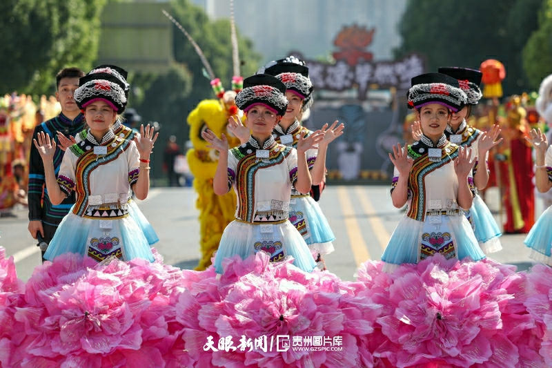 899914-8月2日，開場方陣的表演方陣正在進(jìn)行表演準(zhǔn)備。.jpg
