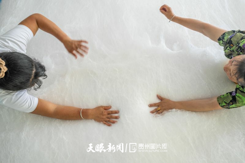 899845-2025年7月30日，在貴州省畢節(jié)市織金縣茶店鄉(xiāng)龍井村，村民正在制作蠶絲被。(2).jpg