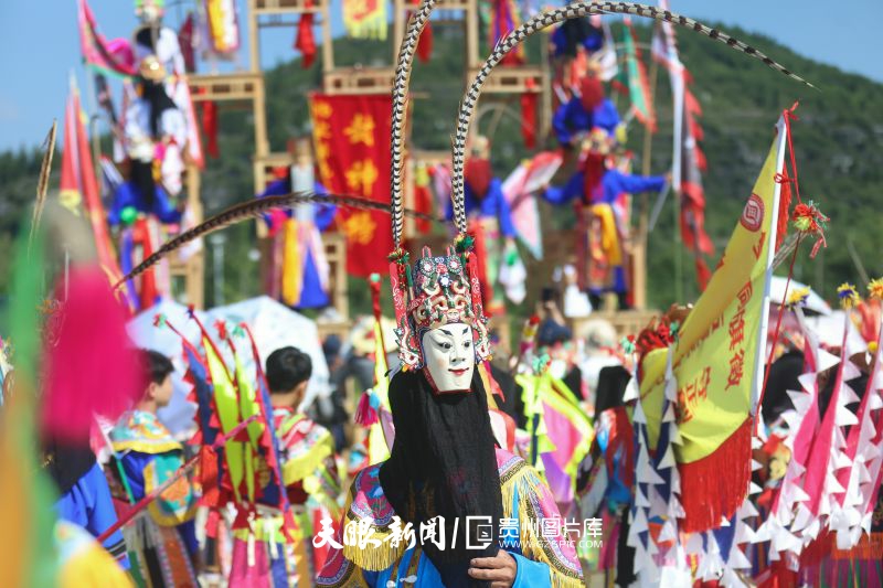 900038-8月2日，屯堡地戲表演者在貴州安順地戲文化大聯(lián)歡上表演地戲。.jpg