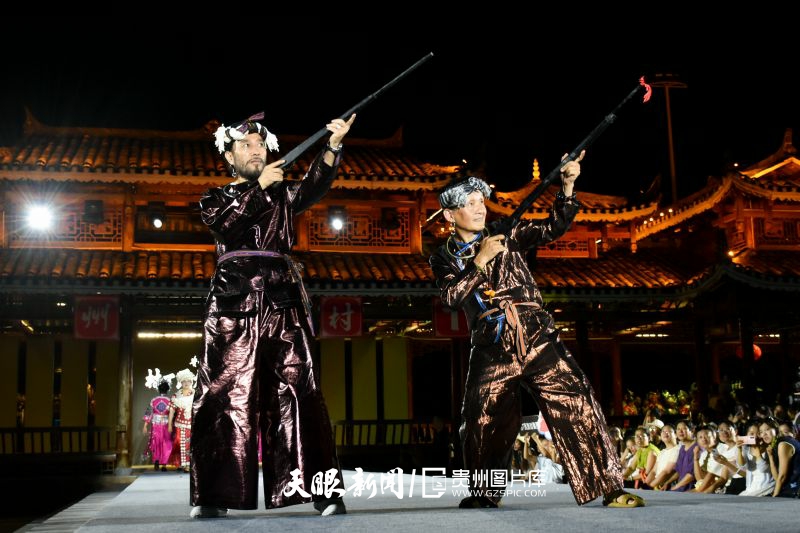 899823-8月1日晚，以“山海同裳·錦繡黔行”為主題的貴州“村T”·民族時裝周在凱里民族風情園啟動。此次貴州“村T”·民族時裝周將從8月持續(xù)至10月，將舉行民族服飾設計&模特大賽、民族文創(chuàng)設計大賽、民族服飾秀、民族時裝周成果展等系列活動。.jpg