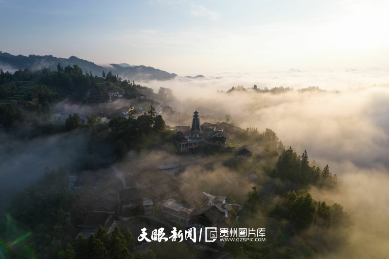 898723-2025年7月29日，貴州省黔東南苗族侗族自治州從江縣高增鄉(xiāng)的美德侗寨，漫山云霧如奔涌的浪濤自山谷間呼嘯而來，時而漫過鱗次櫛比的黛瓦木樓，將吊腳樓的飛檐浸成朦朧剪影；晨曦漫灑時，鼓樓、侗寨、吊腳樓與云海、青山、田園、公路相映成趣，在光影里交織出一幅蔚為壯觀的畫卷（無人機照片）。.jpg