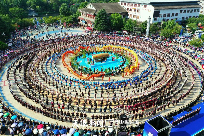 898733-劍河縣2025年“六月六”·仰阿莎文化節(jié)萬人水鼓舞現(xiàn)場。.jpg