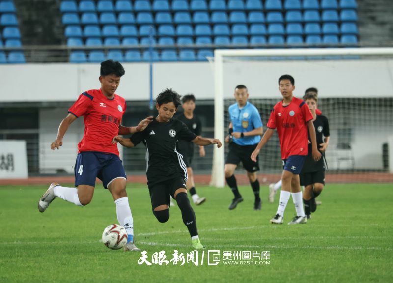898637-7月29日，貴陽足協(xié)足球隊與西班牙韋斯卡國際隊在揭幕戰(zhàn)上激烈比拼。.jpg
