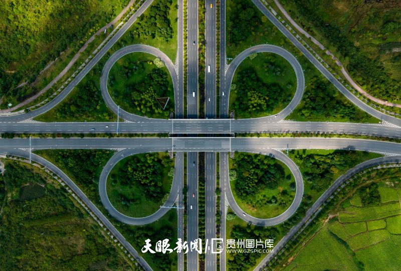 898608-2025年7月29日，拍攝的位于貴州省貴安新區(qū)的興安互通立交。.jpg