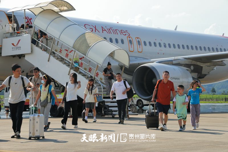 898598-2025年7月29日，畢節(jié)飛雄機場復航，圖為復航后首趟航班旅客下機.jpg