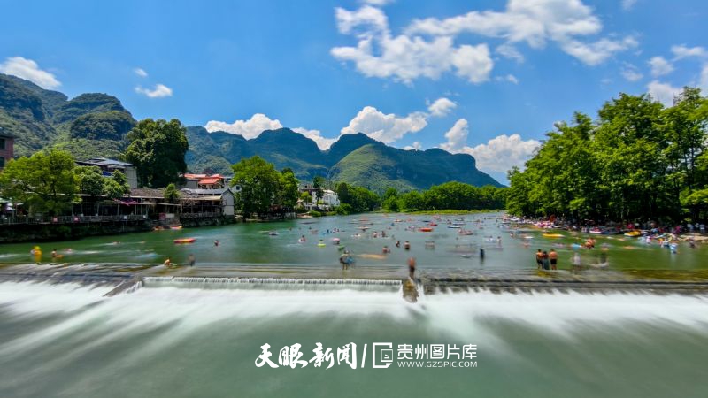 898450-2025年7月29日，游客在貴州省銅仁市江口縣太平鎮(zhèn)云舍村河邊戲水游玩。.jpg