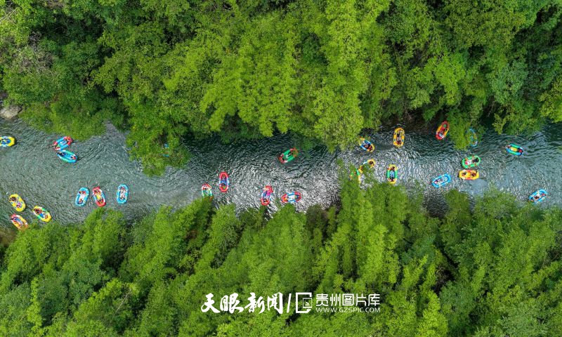 895475-2025年7月19日，游客在貴州省黔東南苗族侗族自治州施秉縣杉木河景區(qū)漂流。.jpg