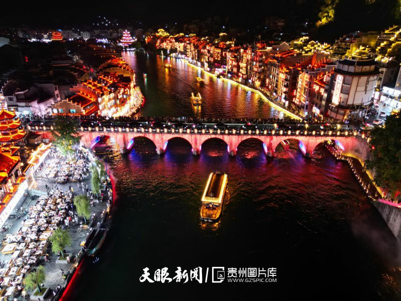900769-游客在鎮(zhèn)遠(yuǎn)古城乘坐游船觀賞夜景（無(wú)人機(jī)照片）。.jpg