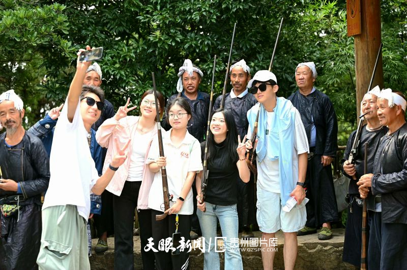 895512-2025年7月19日，游客在岜沙苗寨游玩拍照。.jpg
