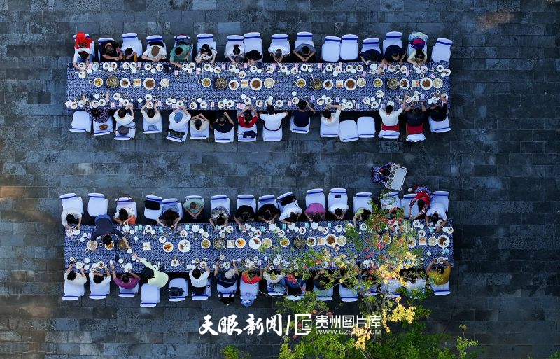 890822-2025年7月3日，在貴州省銅仁市玉屏侗族自治縣侗鄉(xiāng)風(fēng)情園景區(qū)，游客在吃長(zhǎng)桌宴。.jpg