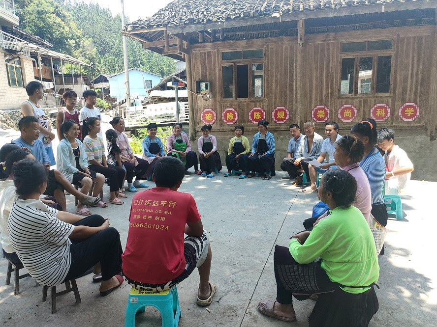 圖為黎平縣口江鄉(xiāng)德腦村村干部向村民宣傳《苗寨聯(lián)合公約》。（歐柳艷 攝）.jpg