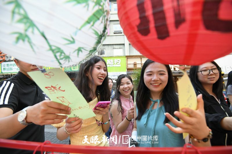 900429-8月3日，市民游客在“貴陽夜經(jīng)濟?貴陽是座不夜城”抖音達人探店網(wǎng)絡傳播啟動儀式暨接力活動現(xiàn)場猜謎。.jpg