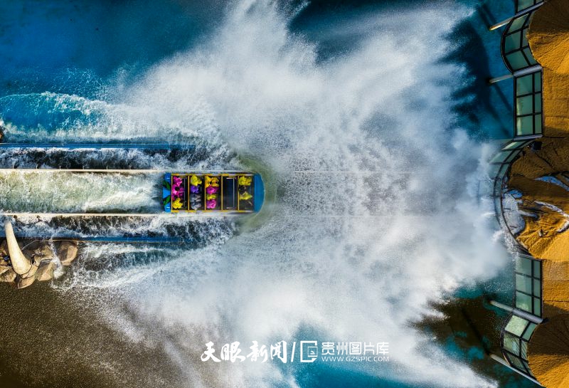 900699-2025年8月2日，游客在貴陽清鎮(zhèn)市的恐龍小鎮(zhèn)參加激流勇進活動。.jpg