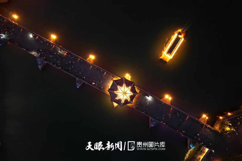 900773-游客在鎮(zhèn)遠古城乘坐游船觀賞夜景（無人機照片）。.jpg