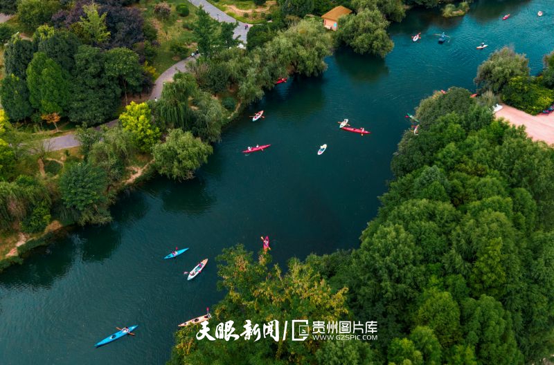 900750-2025年8月4日，市民在位于貴陽市花溪區(qū)的十里河灘度假區(qū)體驗皮劃艇運動，樂享清涼假期。.jpg