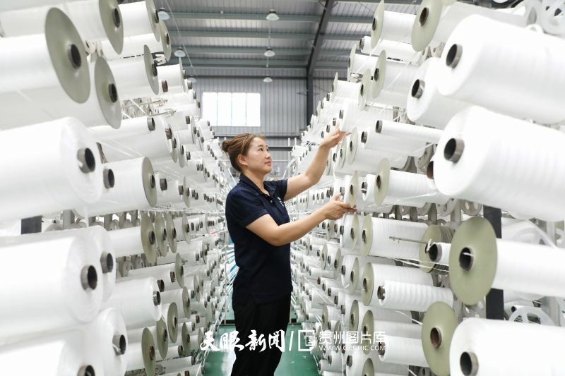 902314-2025年8月9日，位于天柱縣聯(lián)山街道的貴州拓百客包裝科技有限公司生產(chǎn)車間內(nèi)，工人在生產(chǎn)線上作業(yè)。.jpg