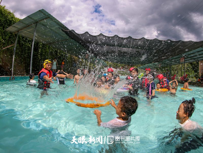 901955-2025年8月8日，在貴州省銅仁市玉屏侗族自治縣皂角坪街道紫氣山社區(qū)，消防員向?qū)W生宣傳防溺水安全常識。.jpg