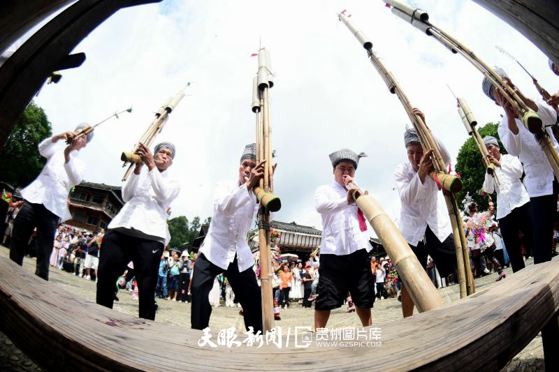 902005-2025年8月8日，村民在貴州省黔東南苗族侗族自治州黎平縣雙江鎮(zhèn)黃崗侗寨參加“喊天節(jié)”系列活動。.jpg