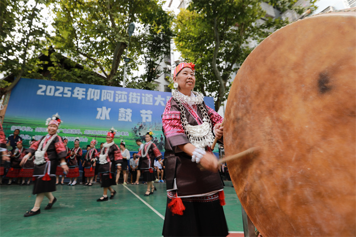 8月12日，人們在貴州省劍河縣仰阿莎街道大稿午村歡度苗族水鼓節(jié) (5).JPG