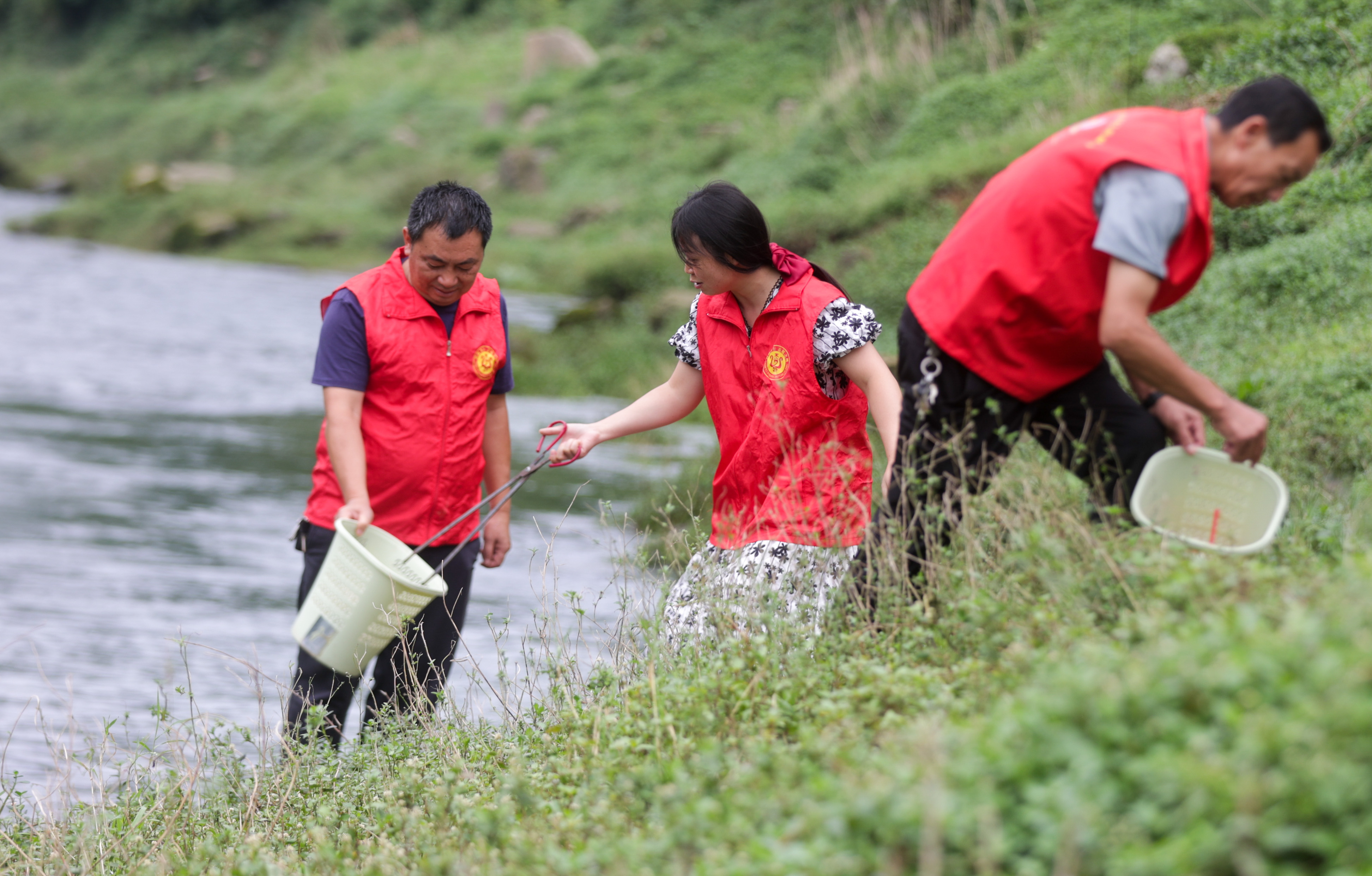 8月14日，黨員志愿者在播州區(qū)烏江鎮(zhèn)烏江岸邊撿拾雜物 (1).jpg