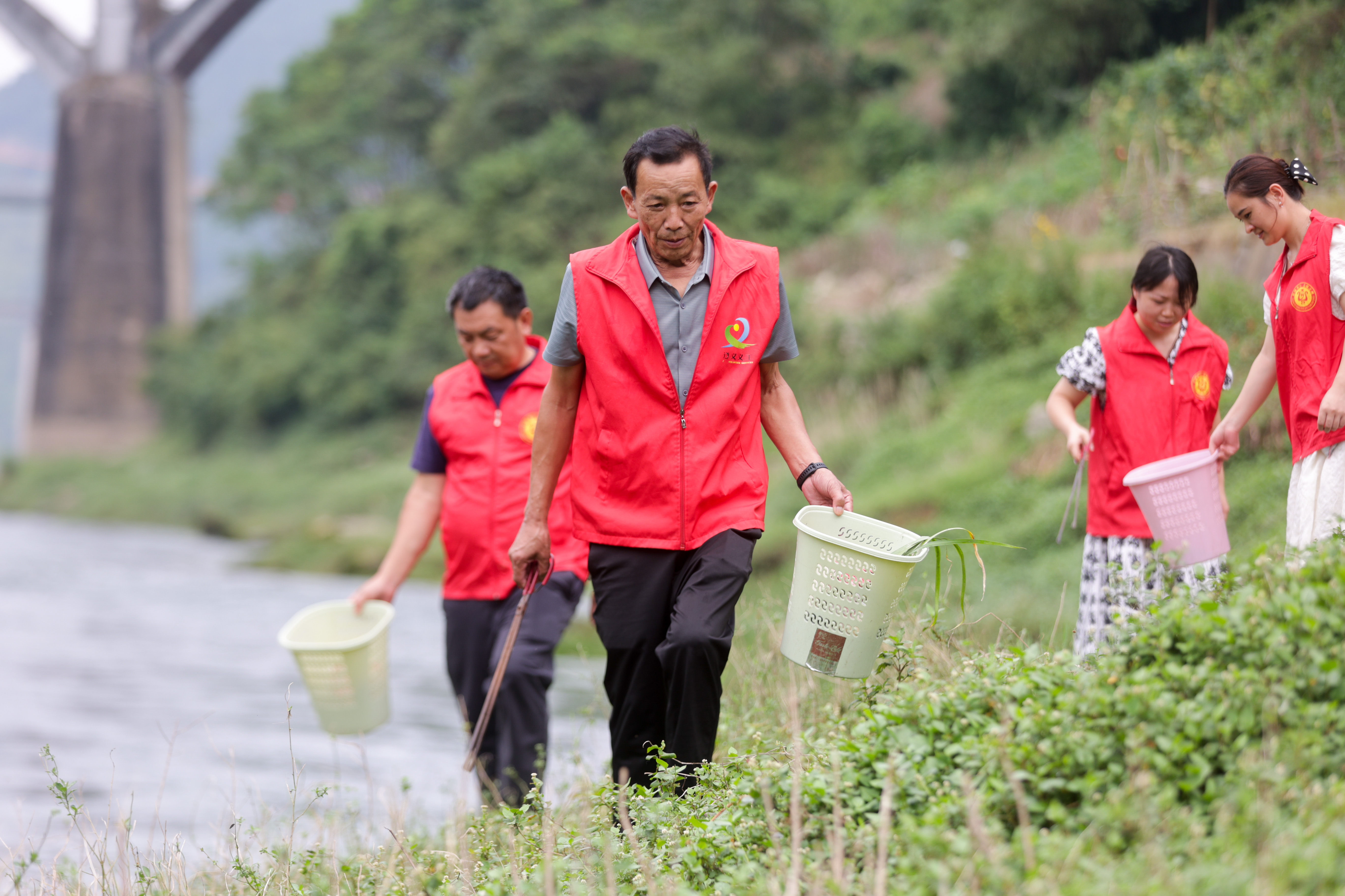 8月14日，黨員志愿者在播州區(qū)烏江鎮(zhèn)烏江岸邊撿拾雜物 (2).jpg