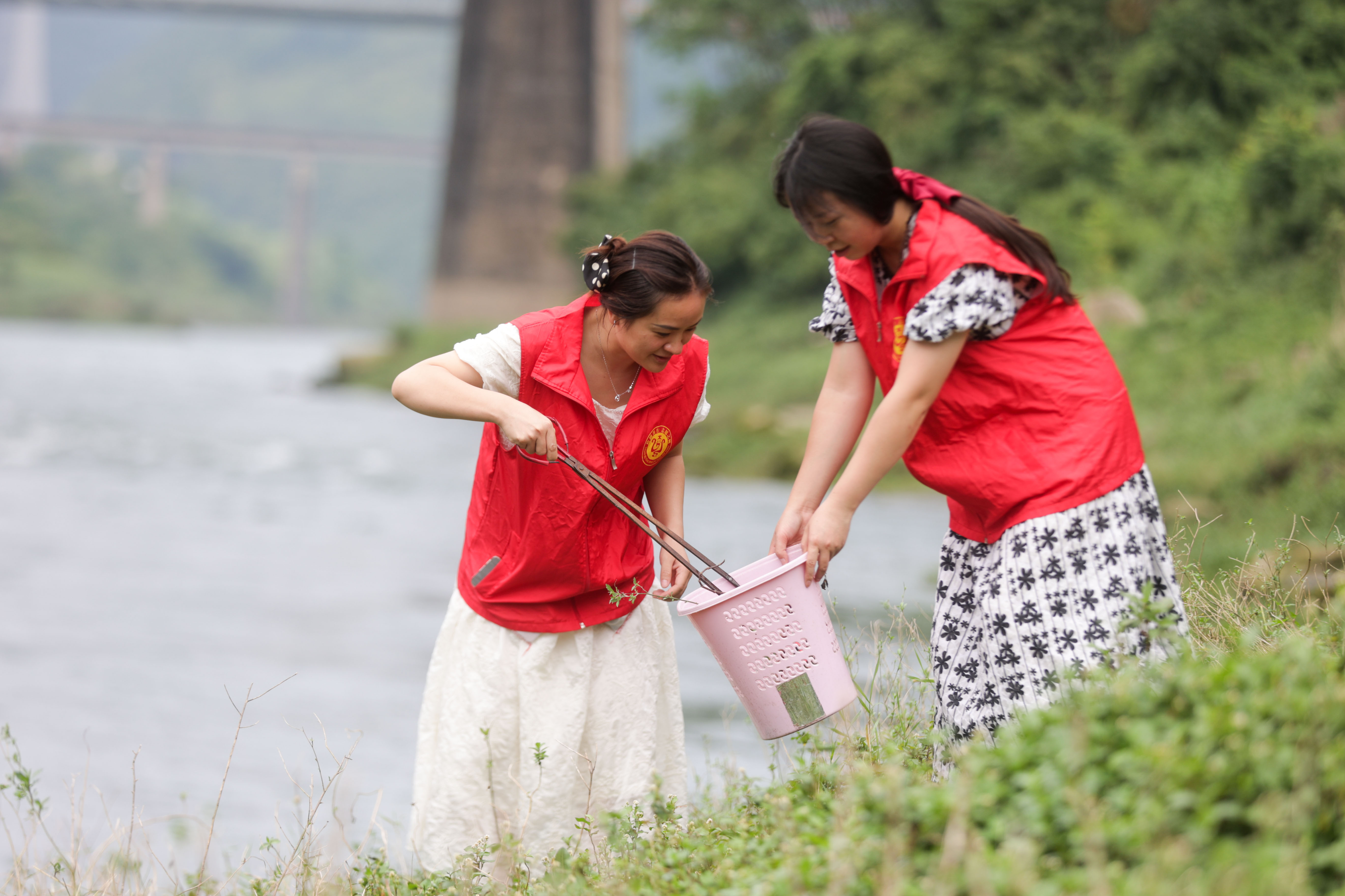 8月14日，黨員志愿者在播州區(qū)烏江鎮(zhèn)烏江岸邊撿拾雜物 (3).jpg