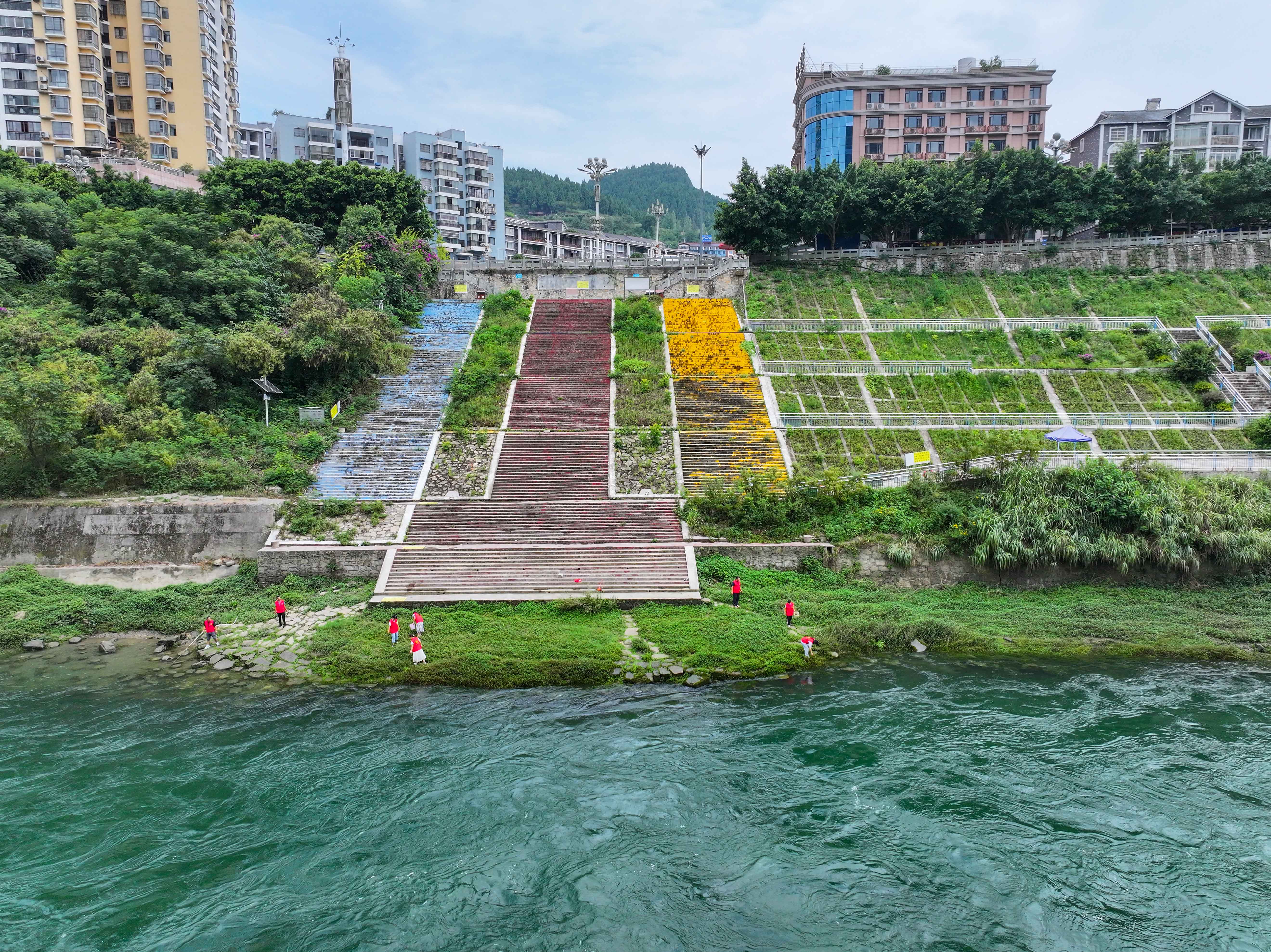 8月14日，黨員志愿者在播州區(qū)烏江鎮(zhèn)烏江岸邊撿拾雜物 (5).jpg