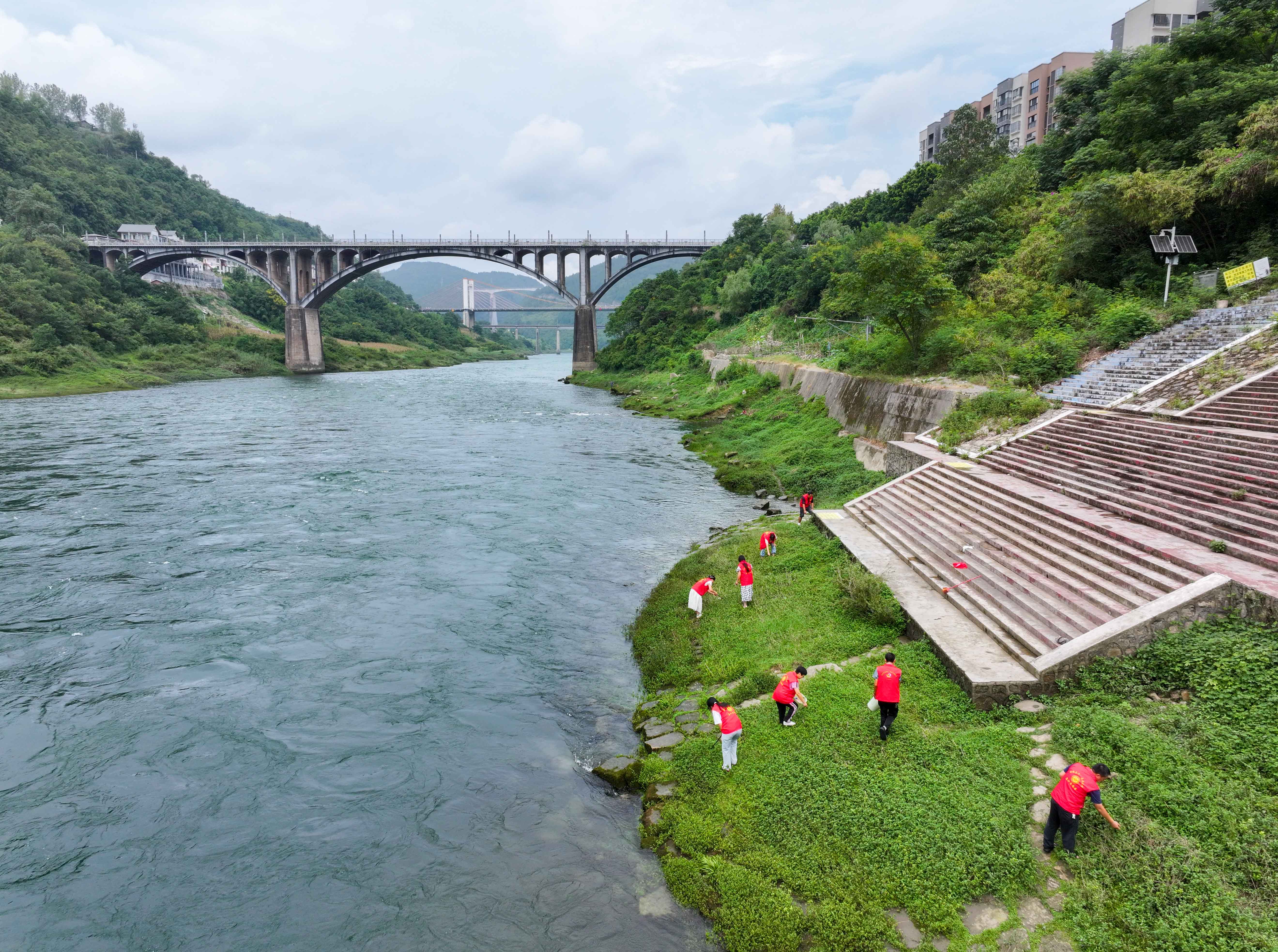 8月14日，黨員志愿者在播州區(qū)烏江鎮(zhèn)烏江岸邊撿拾雜物.jpg