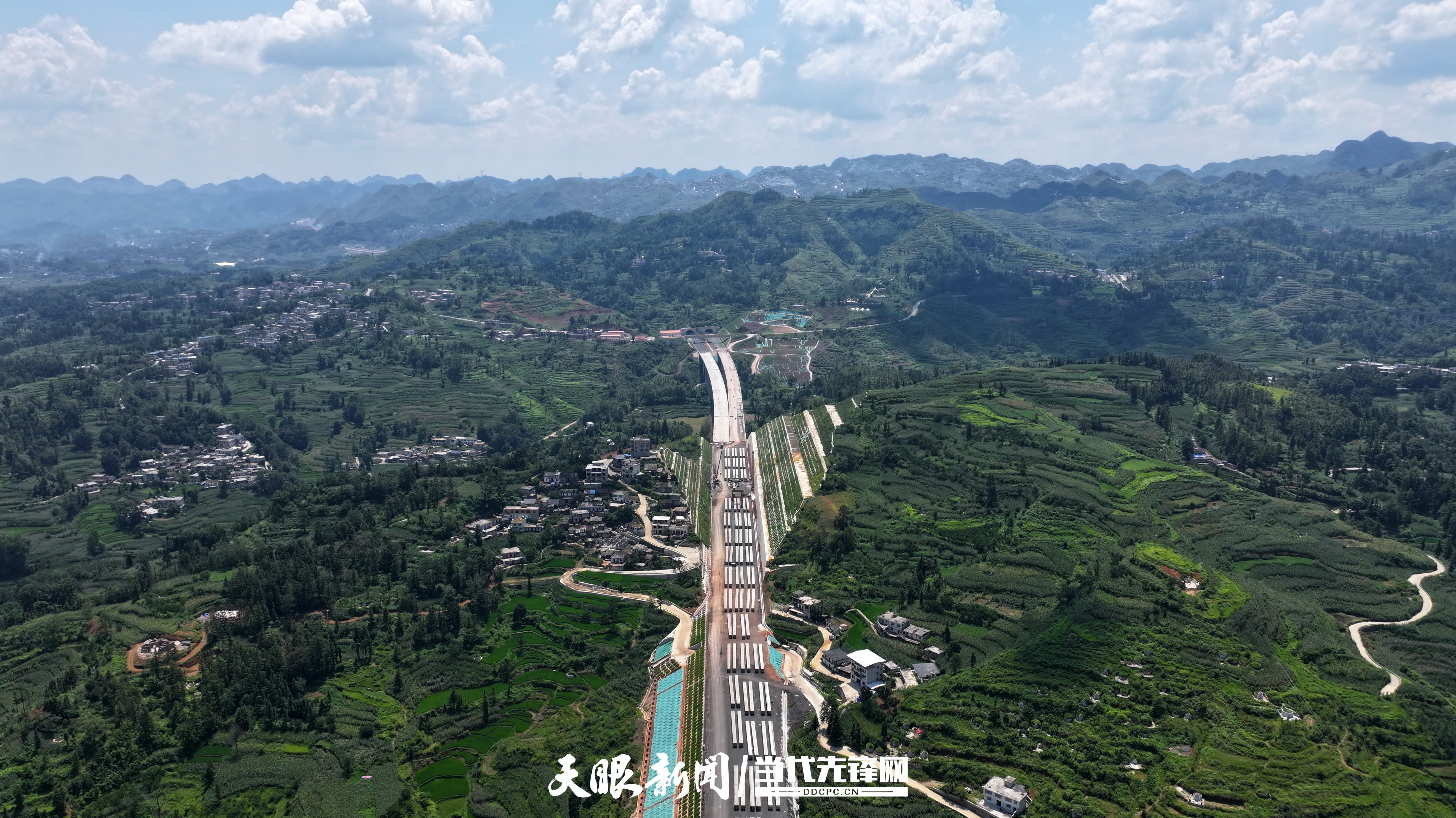 圖為安盤高速公路土建3標(biāo)那扯大橋至老猴沖大橋路基段。.jpg