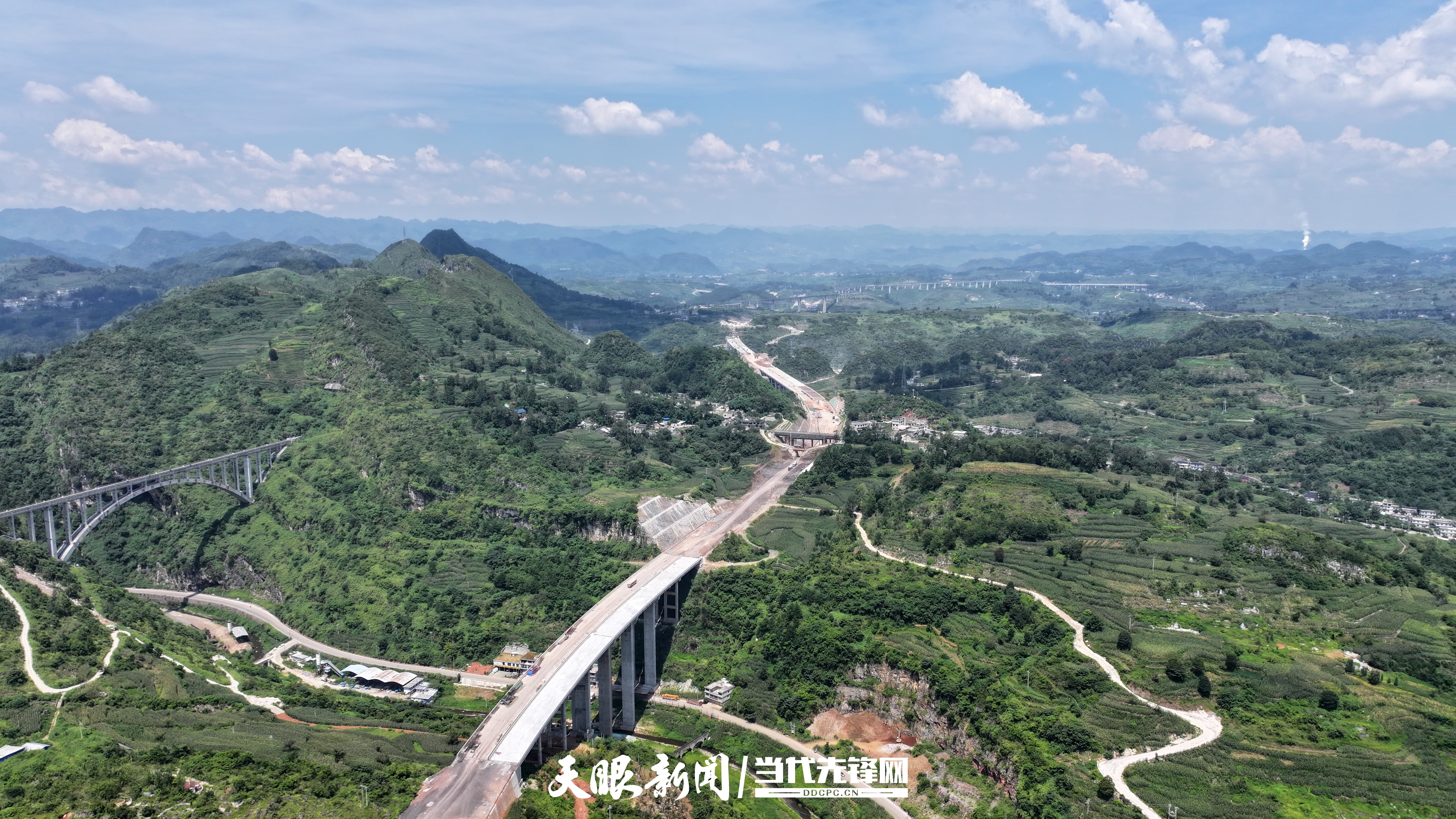 圖為安盤高速公路張家寨2號(hào)大橋。.jpg