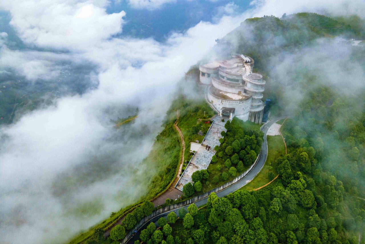 DJI_0774---2025年8月6日，拍摄的位于黔西南布依族苗族自治州晴隆县的“二十四道拐”展览馆 贵州日报天眼新闻记者 贾智 摄.jpg
