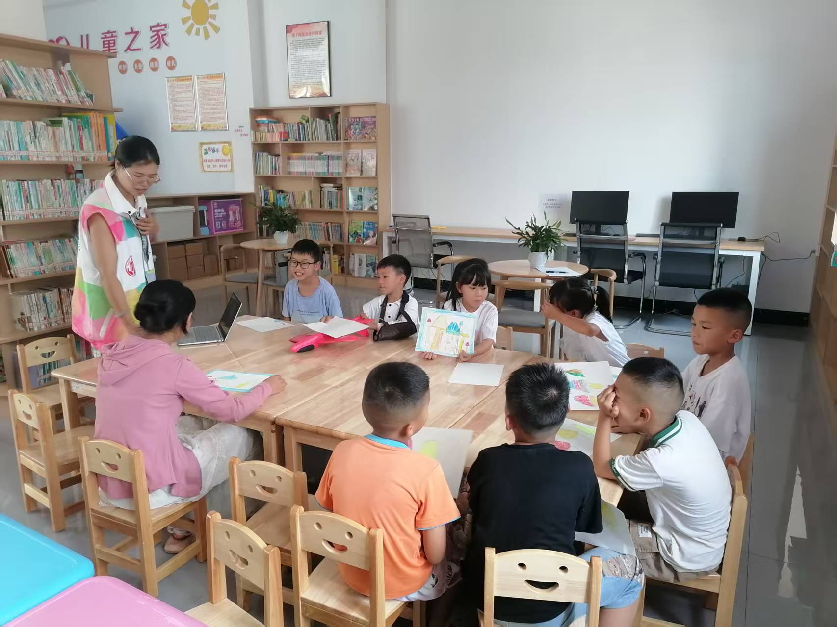 大學(xué)生給留守兒童上繪畫(huà)課.jpg