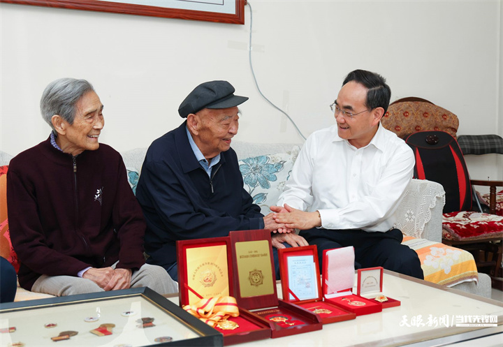 （審定）DPCL4366-1----圖為徐麟在安順市走訪慰問抗戰(zhàn)老戰(zhàn)士、老同志馮正印。貴州日報天眼新聞記者 杜朋城 攝影.jpg