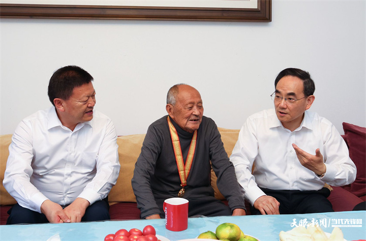 （審定）DPCL4610-1----圖為徐麟在安順市走訪慰問抗戰(zhàn)老戰(zhàn)士、老同志許建國。貴州日報天眼新聞記者 杜朋城 攝影.jpg