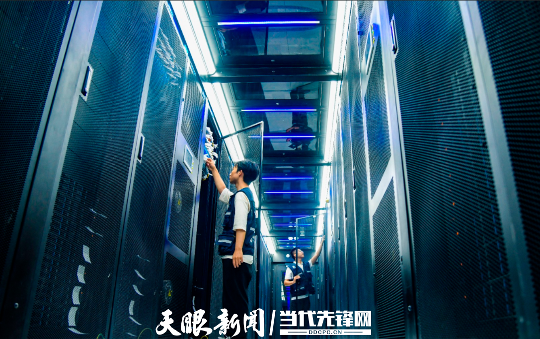 在贵安新区的中国移动(贵阳)数据中心,技术人员在机房内对服务器进行正常巡检工作。杨涛 摄.png