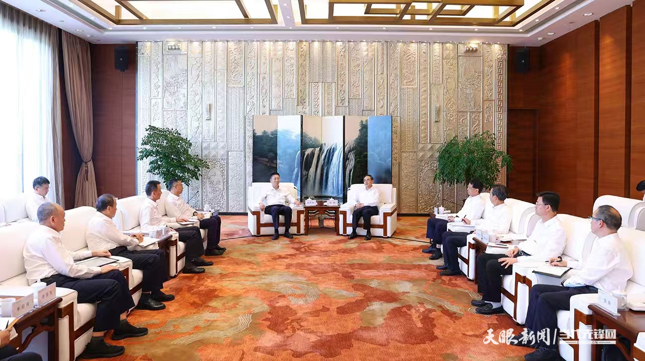 徐麟在貴陽(yáng)會(huì)見(jiàn)來(lái)黔出席2025中國(guó)國(guó)際大數(shù)據(jù)產(chǎn)業(yè)博覽會(huì)的國(guó)家電投集團(tuán)總經(jīng)理、黨組副書(shū)記徐樹(shù)彪一行。.jpg