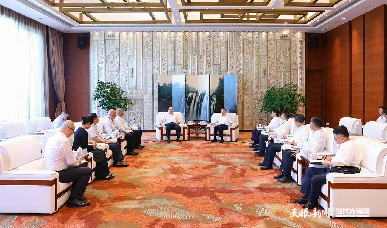 徐麟在貴陽(yáng)會(huì)見(jiàn)來(lái)黔出席2025中國(guó)國(guó)際大數(shù)據(jù)產(chǎn)業(yè)博覽會(huì)的中國(guó)出版集團(tuán)總經(jīng)理、黨組副書(shū)記常勃一行。.jpg