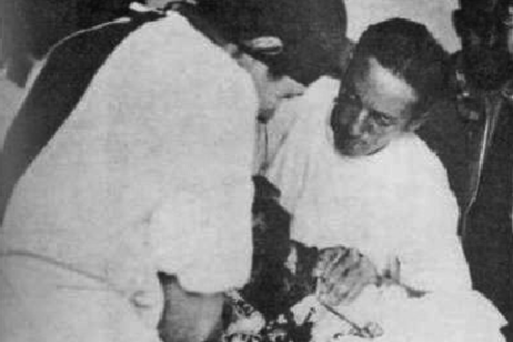 羅馬尼亞醫(yī)生楊固（中）在中國為傷員做手術(shù).png