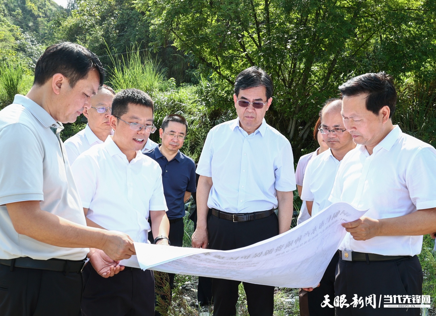 圖為李炳軍在碧江區(qū)壩黃鎮(zhèn)艾家坪水電站，實地督導中央生態(tài)環(huán)境保護督察反饋問題整改情況。.jpg