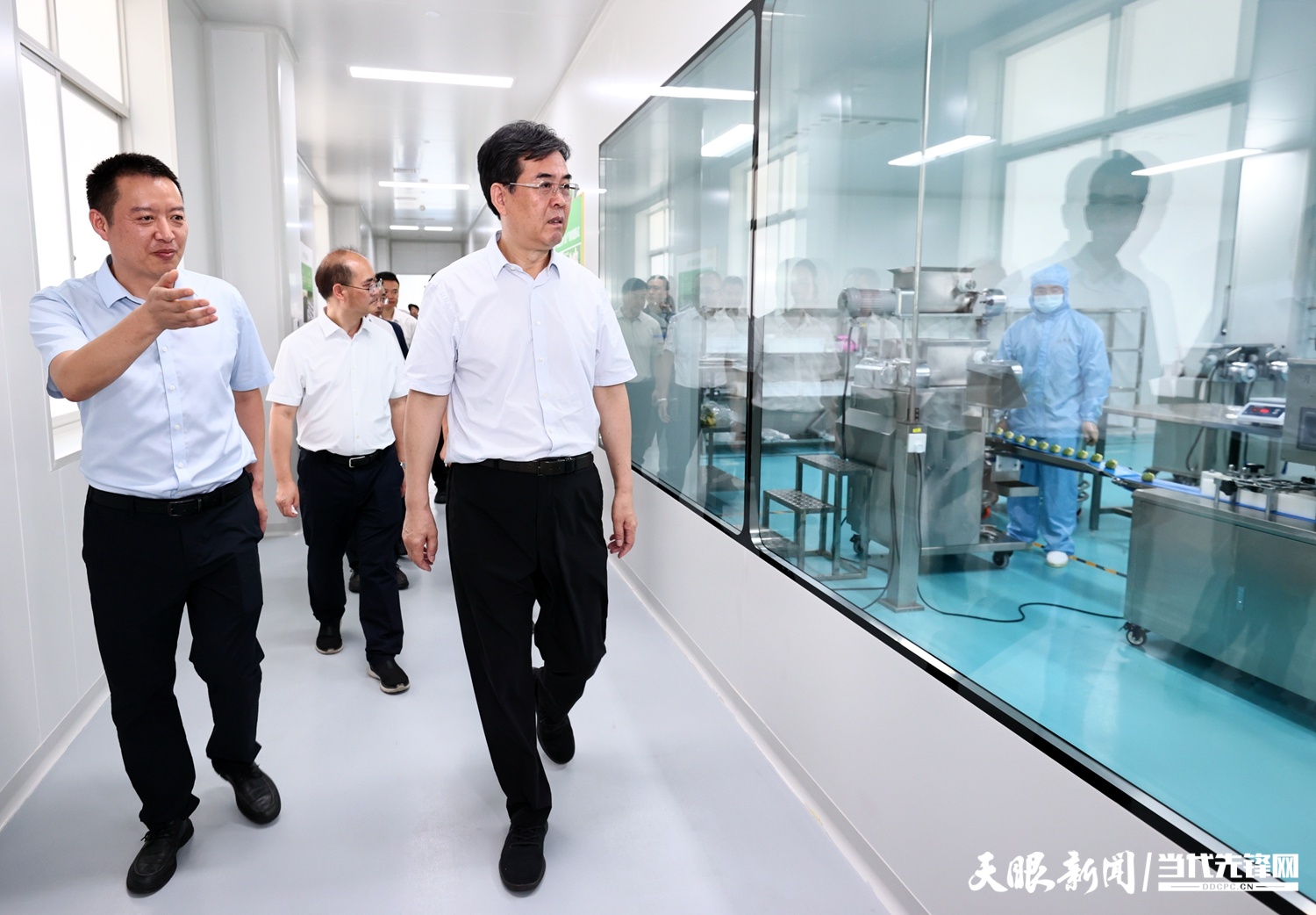 圖為李炳軍在江口縣貴貴抹茶食品加工廠調研。.jpg