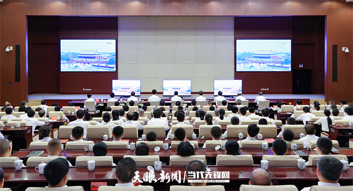 圖為省委機關(guān)集中收看現(xiàn)場。.jpg