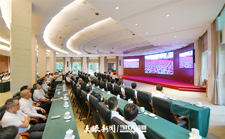 圖為省政府機關(guān)集中收看現(xiàn)場。.jpg