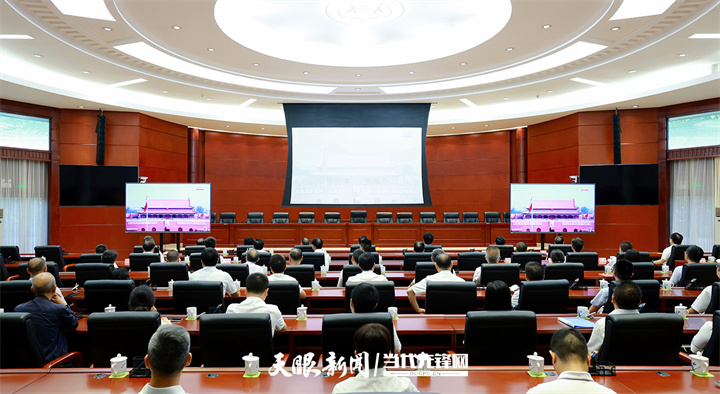 圖為省人大常委會機關(guān)集中收看現(xiàn)場。王敏 攝.jpg