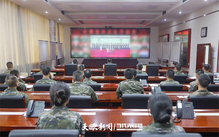 圖為武警貴州省總隊機關(guān)集中收看現(xiàn)場。侯魯晉 攝.jpg