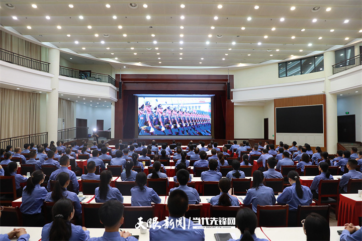 圖為省檢察院機關(guān)集中收看現(xiàn)場。柳盤龍 攝.jpg